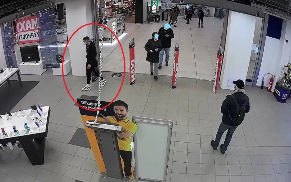 Poznáte muže na fotografii? Z obchodu s elektronikou zmizely telefony za více než 100 tisíc korun