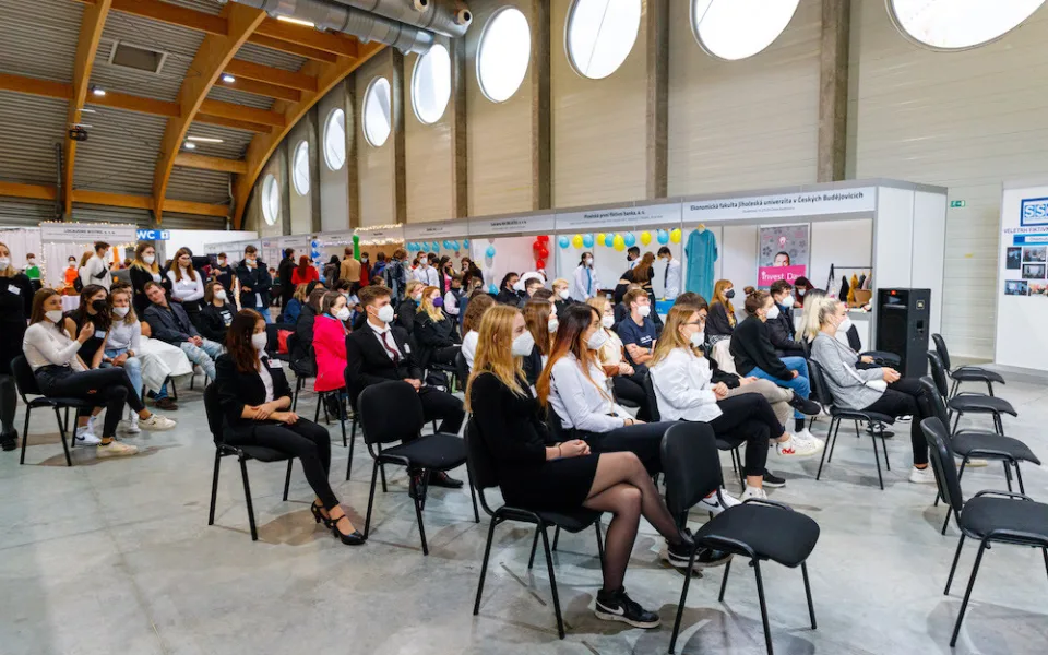 Střední škola obchodní spolupracuje již se dvěma fakultami Jihočeské univerzity