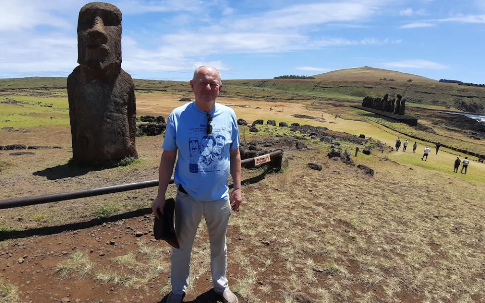 Chodící socha Moai bude lákat turisty na vodňanské náměstí