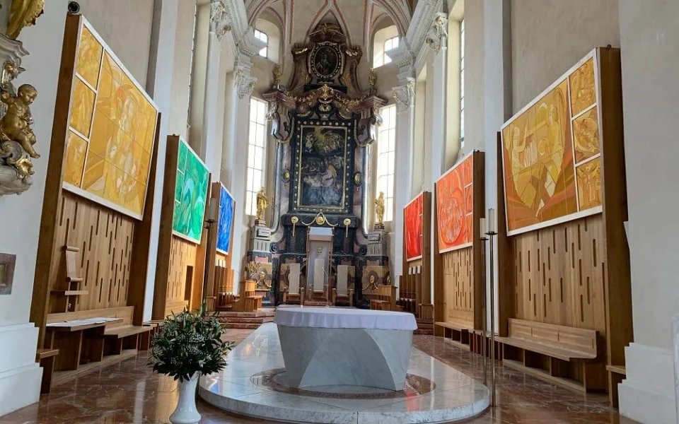 Presbytář českobudějovické katedrály má šest nových tapisérií