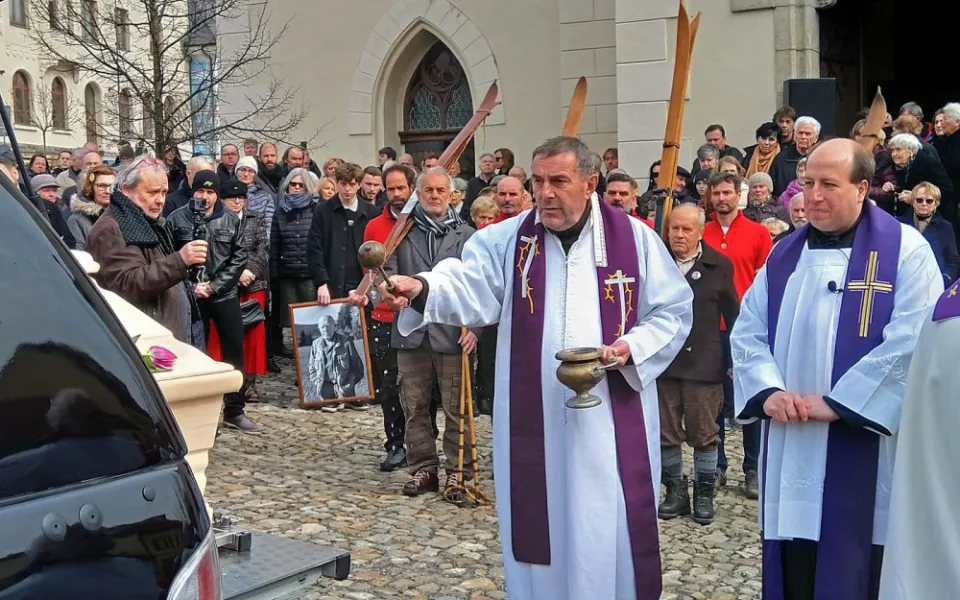 Stovky lidí vyprovodily na poslední cestu Emila Kintzla, navždy zůstane šumavskou legendou