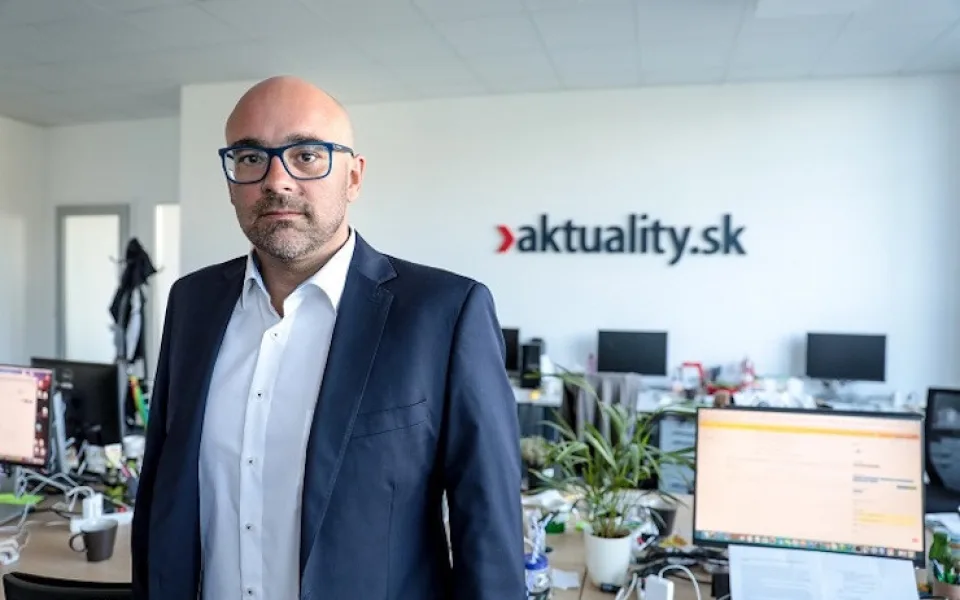 Vypínání dezinformačních webů? Bez definice v zákoně se nám to může vrátit, říká slovenský novinář Peter Bárdy