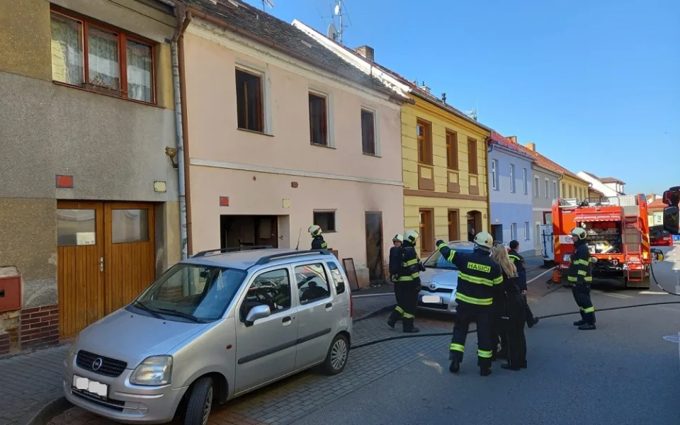 Při požáru bytu v Písku zemřel člověk, tělo našli hasiči