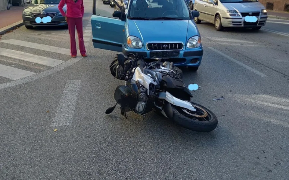 Žena srazila motorkářku a z místě nehody ujela. Když ji policisét našli, nadýchala tři a půl promile