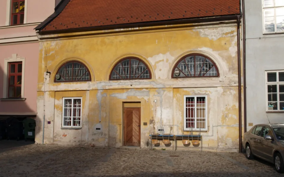 Zadní průčelí empírové solnice v České ulici v roce 2009.