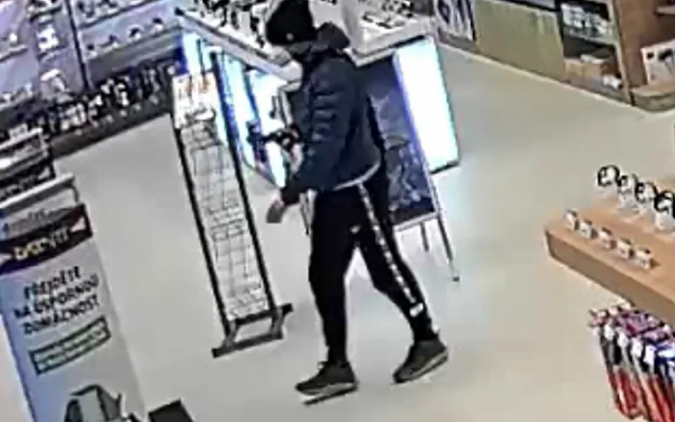 Policie pátrá po dvou mužích. Poznáte je?