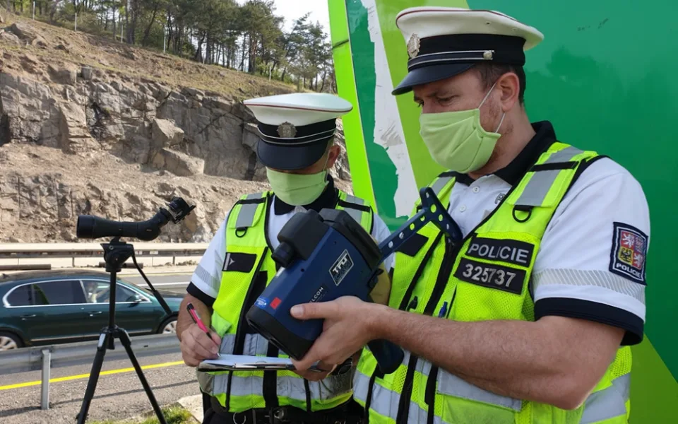 Policie bude dnes na 950 místech po celé České republice měřit rychlost aut