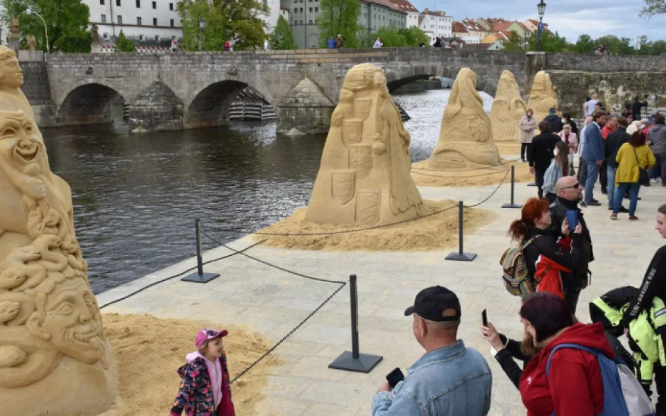 Sochy z písku na břehu řeky Otavy letos představí partnerská města