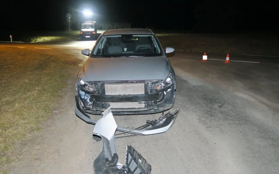 Žena nedala přednost motocyklu. Zranil se jeho řidič i spolujezdkyně