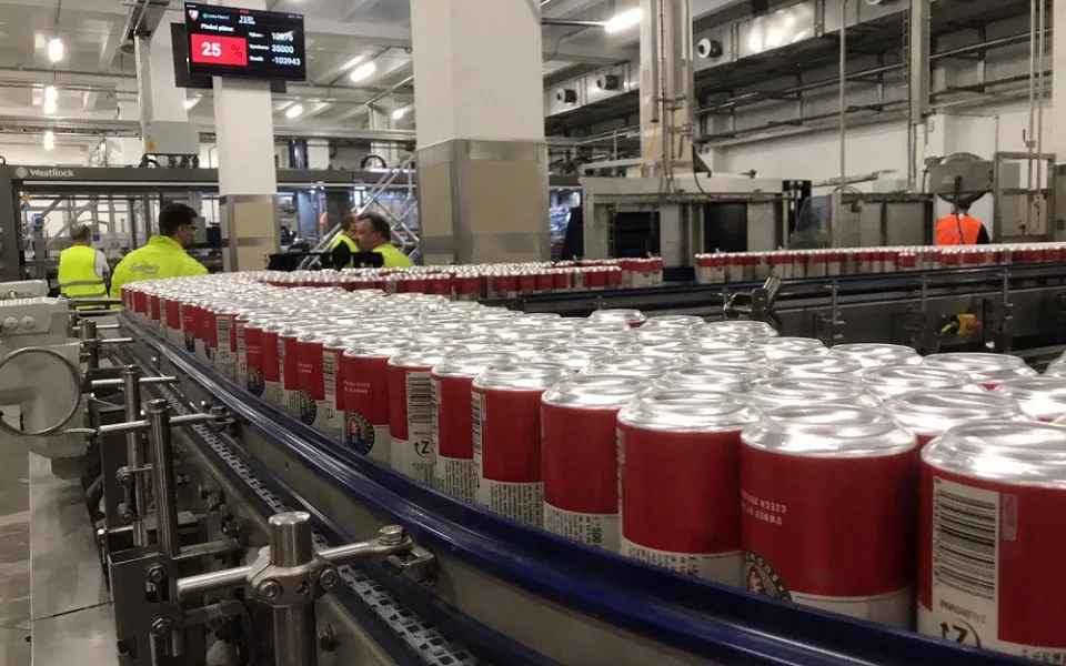 Budějovický Budvar zprovoznil novou linku na stáčení piva do plechovek.