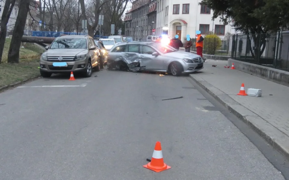 Řidič v Budějcích naboural několik aut. Způsobil škodu za půl milionu a z místa nehody utekl