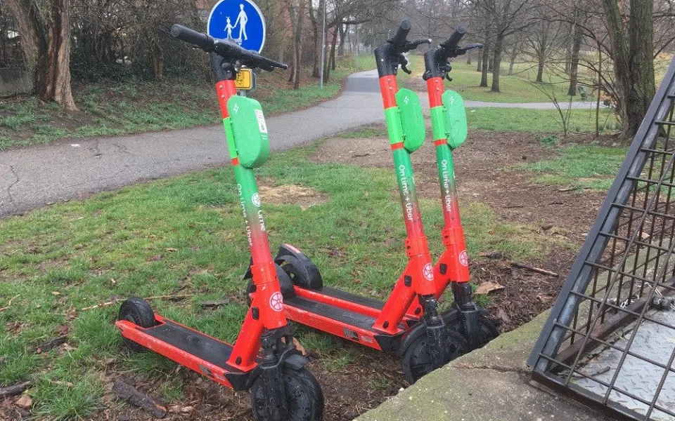 Do ulic opět vyrazily sdílené elektrokoloběžky. Město nad nimi chce mít více kontroly
