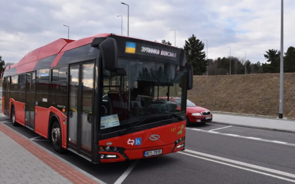 Váleční uprchlíci dostanou v Budějcích průkazku na autobus Zdarma budou jezdit do konce roku