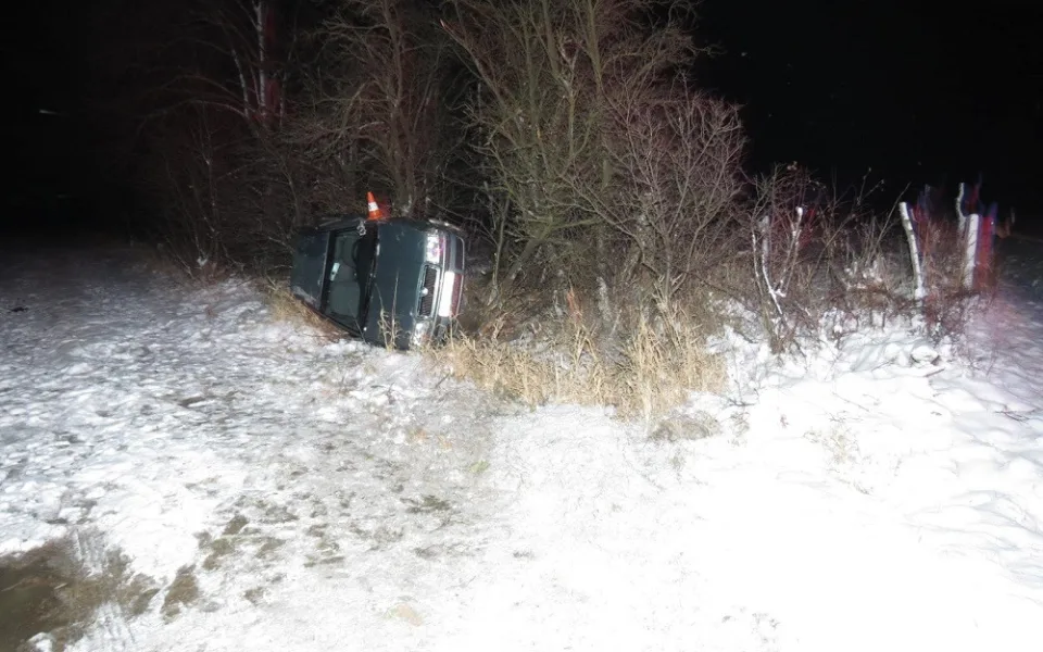 Opilý řidič převrátil auto na zledovatělé silnici. Poničil pomníček z dřívější tragické nehody