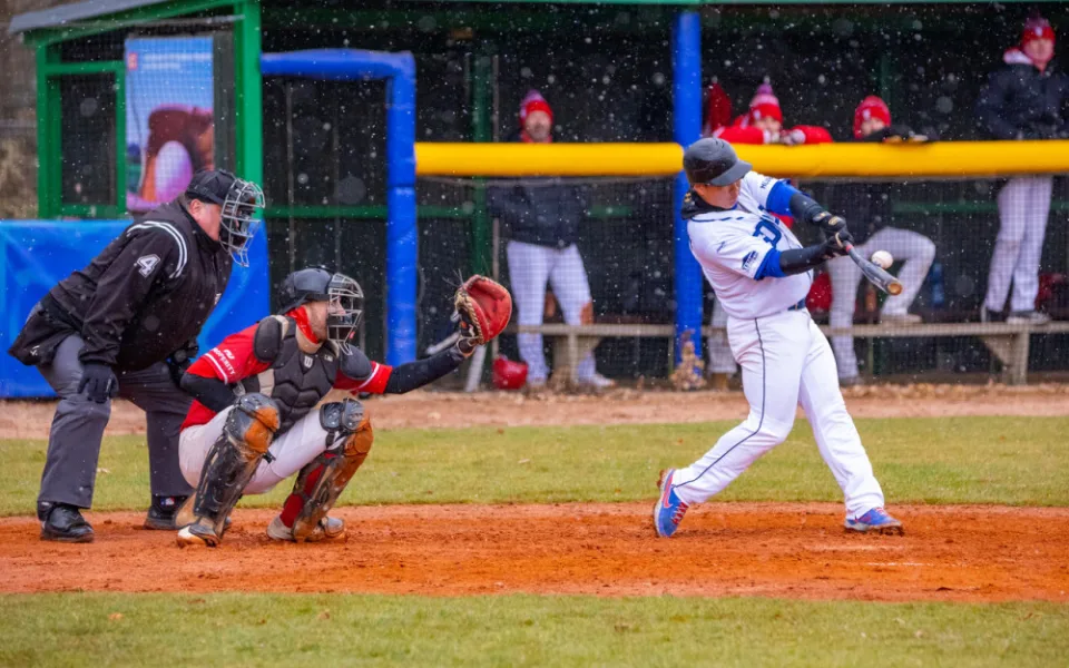 Sokol Hluboká vletěl do baseballové Extraligy a za sněžení porazil doma Techniku Brno