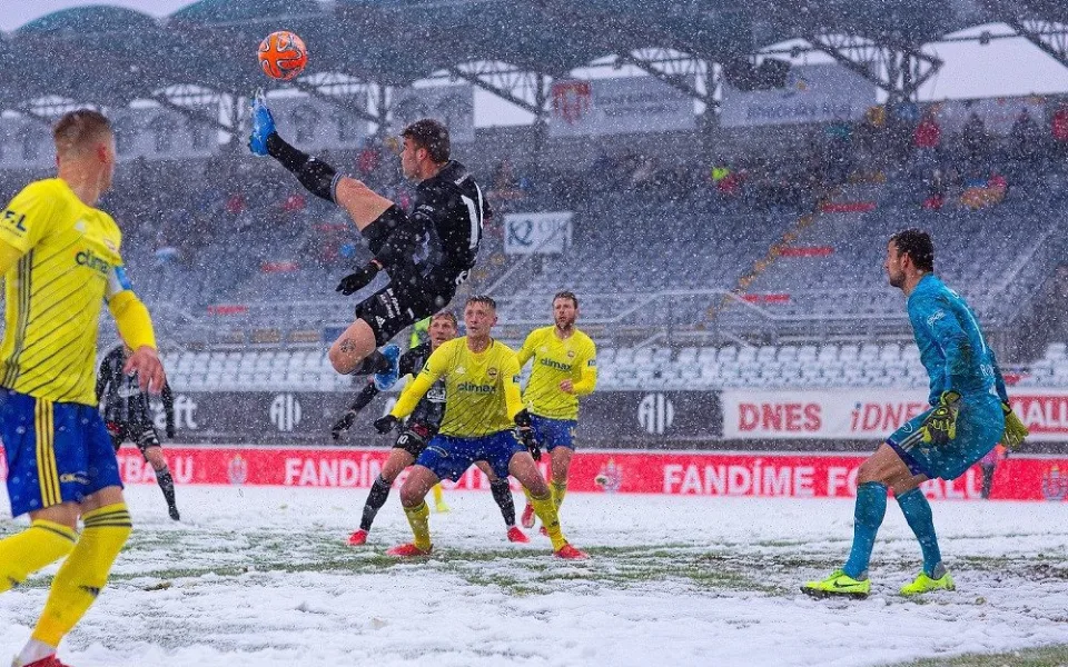 FOTOGALERIE: Dynamo odehrálo divoký zápas na sněhu. S fotbalem to nemělo nic společného, řekl trenér