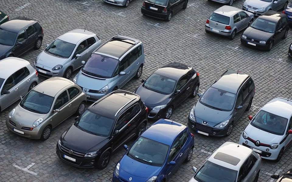 O volných místech na parkovištích budou informovat nové značky