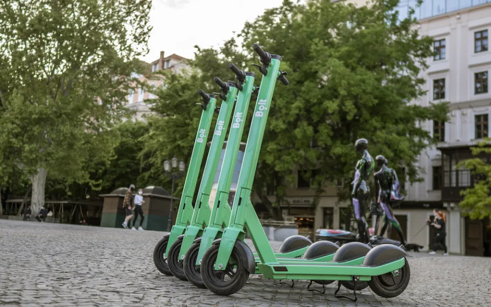 Do Budějc zamířily další sdílené elektrokoloběžky. Bolt jich do ulic umístil přes dvě stě
