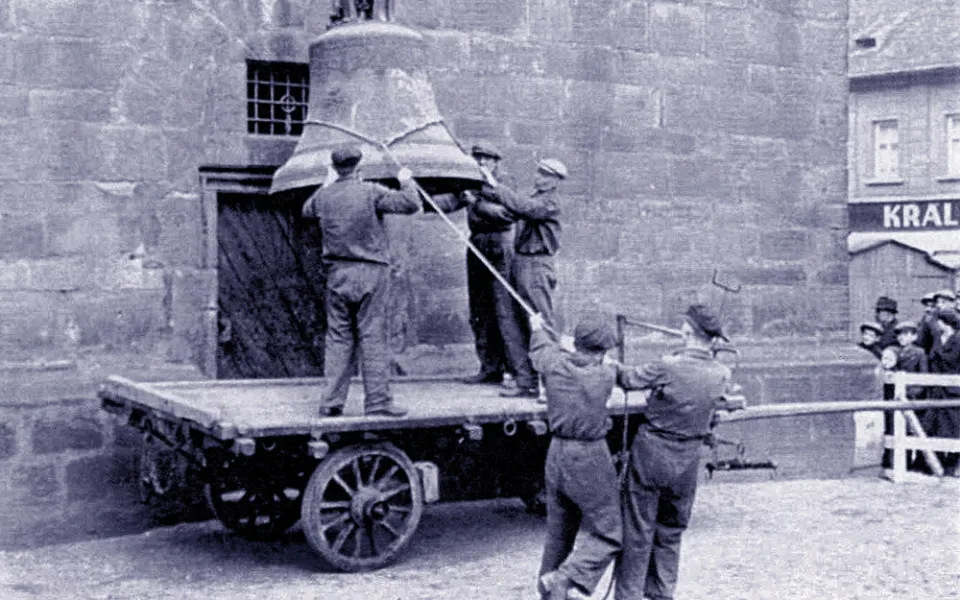 Spouštění zvonu z Černé věže a poté odvoz do války na jaře 1942.
