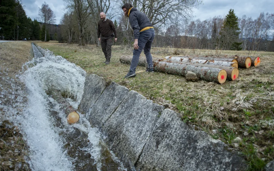 Vojenské lesy a statky dnes poprvé plavily dříví opraveným Želnavským smykem