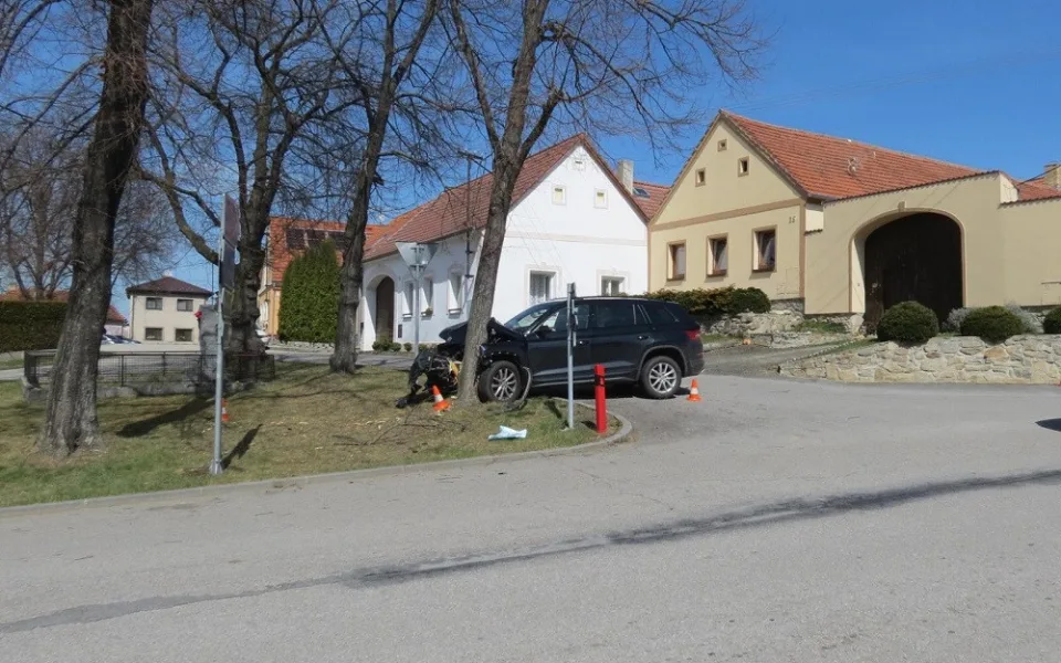 Opilý řidič narazil do stromu. Před nehodou nejspíš vjel do plotu v nedaleké obci