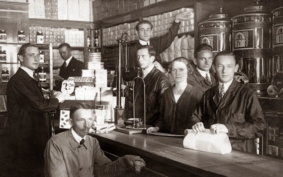 Interiér obchodu kávou firmy Meinl na náměstí v roce 1925.
