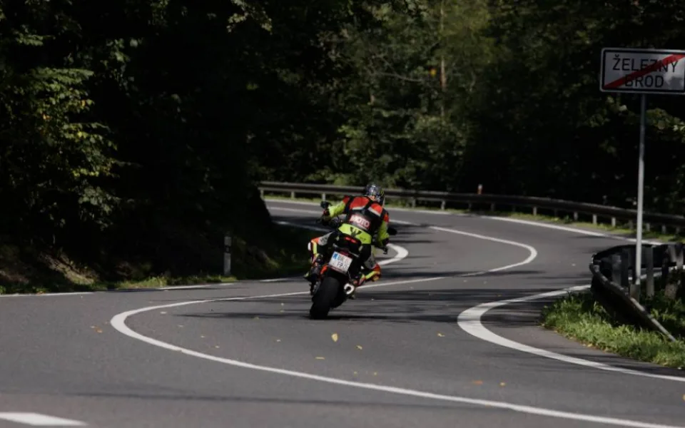 Nehod motorkářů dlouhodobě ubývá. Nejvíc bourají čtyřicátníci