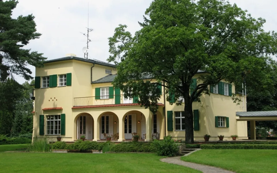 Benešova vila se znovu otevřela. V zahradě návštěvníci uvidí Čapkovu studánku