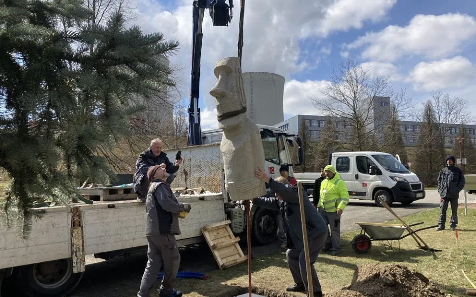 Návštěvníky Temelína vítá socha moai. Jadernou elektrárnu s nimi spojil archeolog Pavel