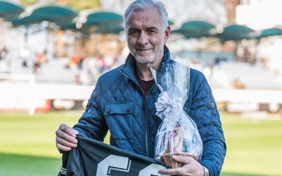 Jiří Anderle oslavil 60. narozeniny. Výročí si připomněli i fanoušci Dynama, před kterými dostal černobílý dres.