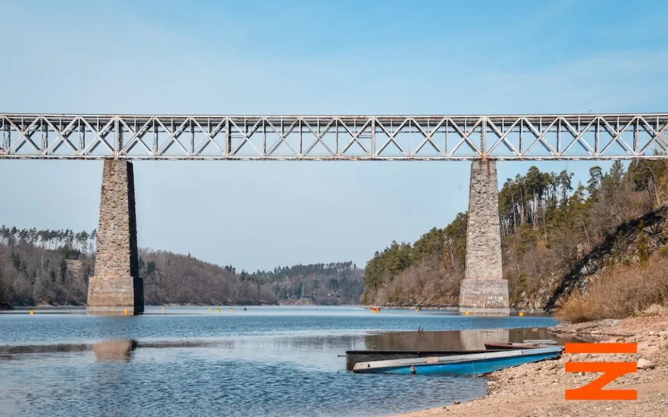 Na březích Vltavy vzniká největší obloukový most v Česku