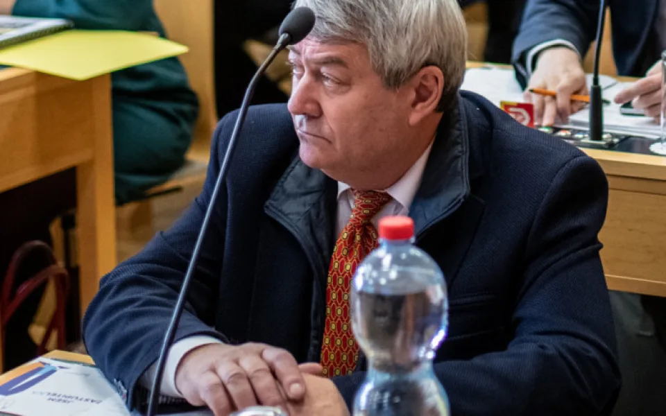 Komunista Filip se zastal učitelky, která tvrdila, že se v Kyjevě nic neděje. Odkazuje na Listinu základních práv a svobod