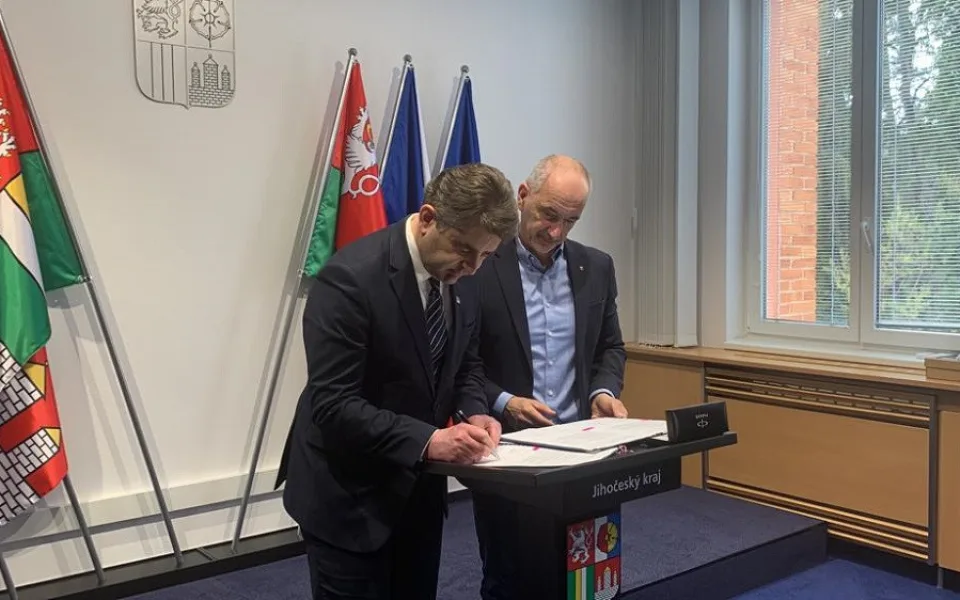 Zleva: ukrajinský velvyslanec Jevhen Perebyjnis a hejtman Martin Kuba (ODS).