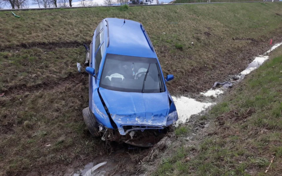 Řidič v octavii dostal smyk a skončil ve škarpě. Kusy auta přelétaly do protisměru