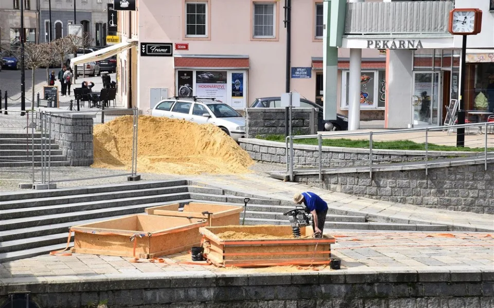 Na náplavce vznikají sochy z písku. Připomenou partnerská města