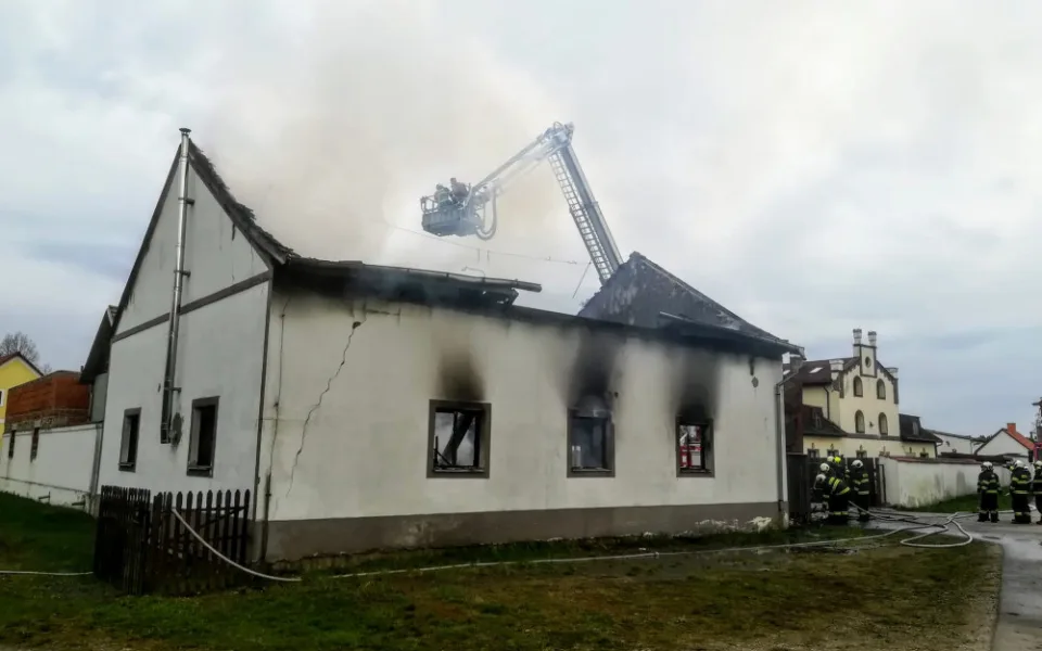 Hasiči bojovali s požárem autodílny. Střecha se propadla