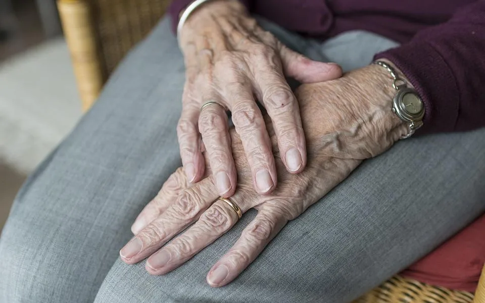 Zraněná seniorka upadla v bytě. Pomoc přivolala pomocí náramku