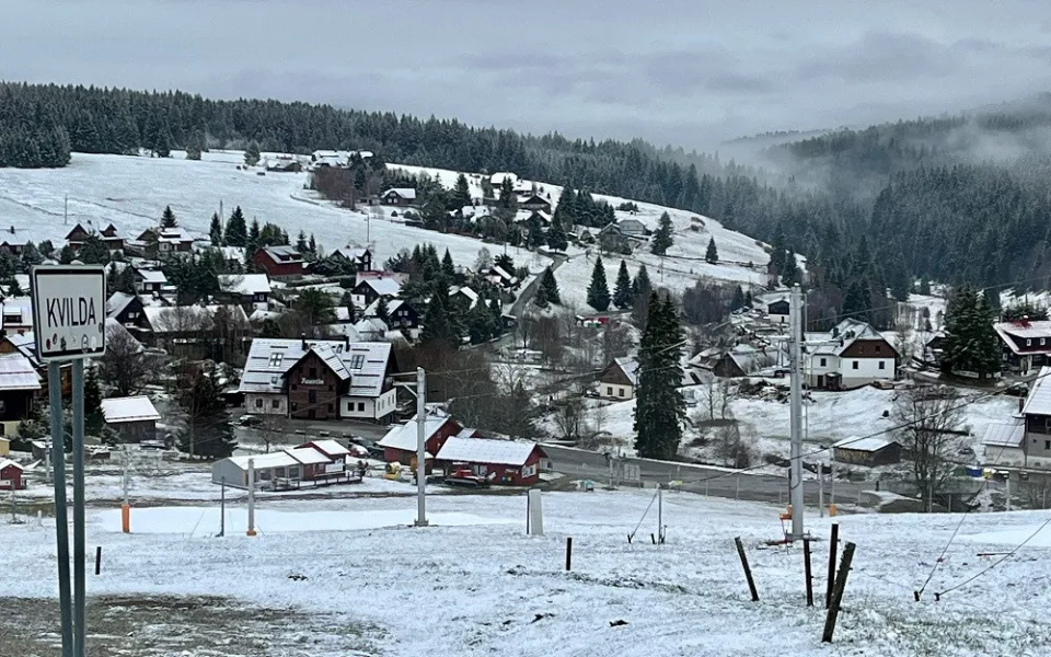 Kvildu zasypal na sníh.