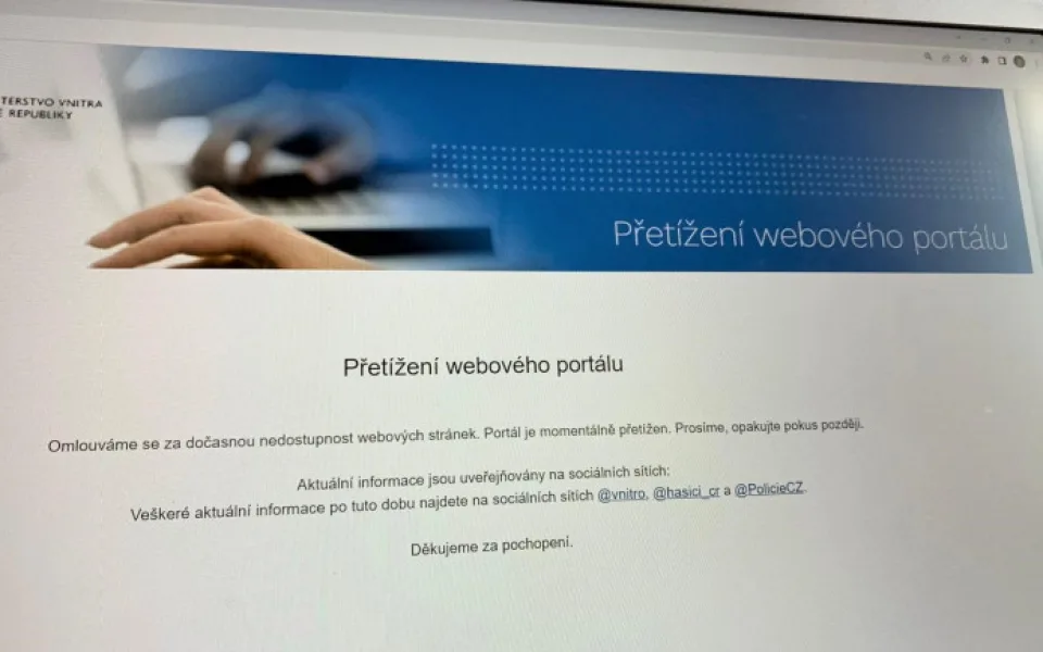 Weby ministerstva a policie jsou pod útokem. Hackeři hrozí i útokem na weby médií