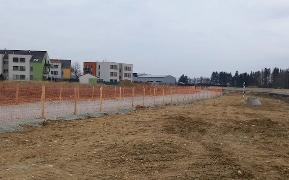 Lidé si u Včelné krátí cestu přes stavbu jižní tangenty. Hrozí nebezpečí úrazu, varuje starostka obce