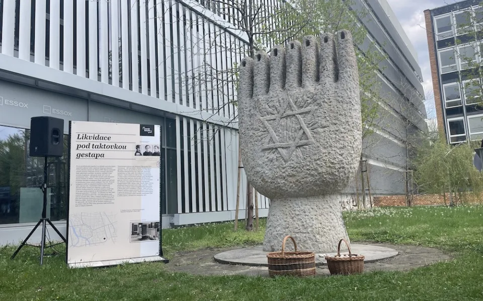 Osmdesát let od transportu AKB. U sedmiramenného svícnu si lidé připomněli oběti holocaustu