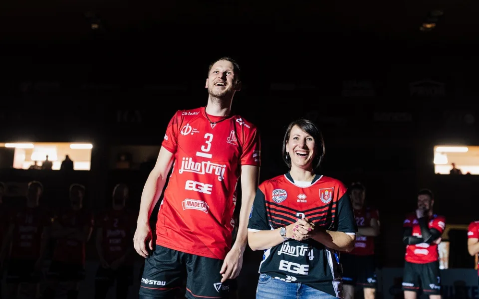 Radek Mach s manželkou při slavnostním ceremoniálu.