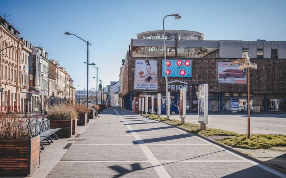 Lannova třída. Vyhledávaný bulvár nebo jen tranzitní část města z nádraží do centra?