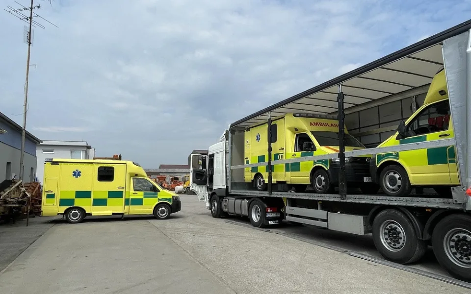 Jihočeské sanitky míří na Ukrajinu. Pomáhat budou ve městě Buča