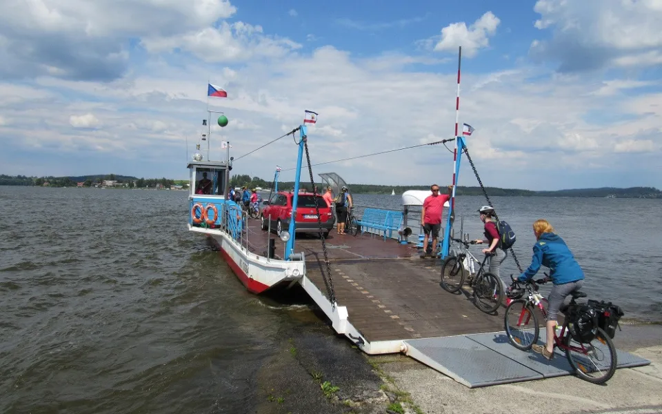 Dva přívozy na Lipně přepravují turisty. Třetí čeká na dokončení rekonstrukce