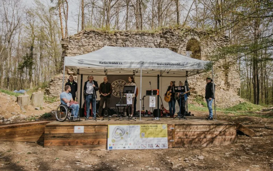Pěšky, na kole nebo po vodě: Na Karlově Hrádku začala nová sezóna