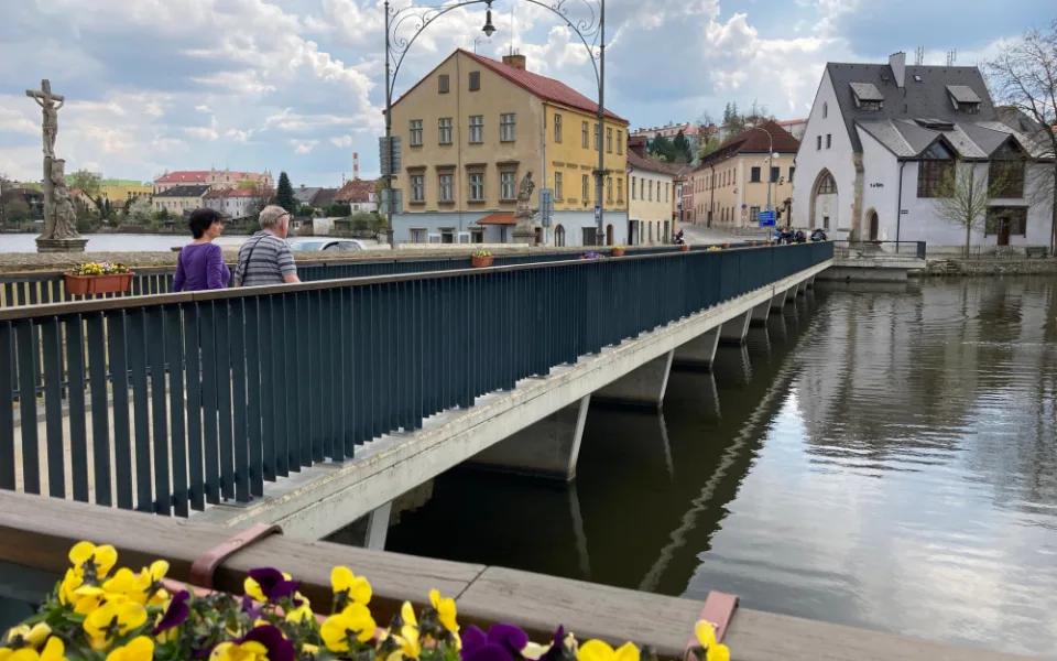 Lávka přes Vajgar v centru Jindřichova Hradce je ve špatném stavu. Na několik dní ji uzavřou
