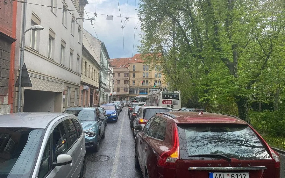 Budějovice zažívají dopravní peklo. Dopravní podnik se omluvil a oslovil ty, kteří mohou nechat auto doma