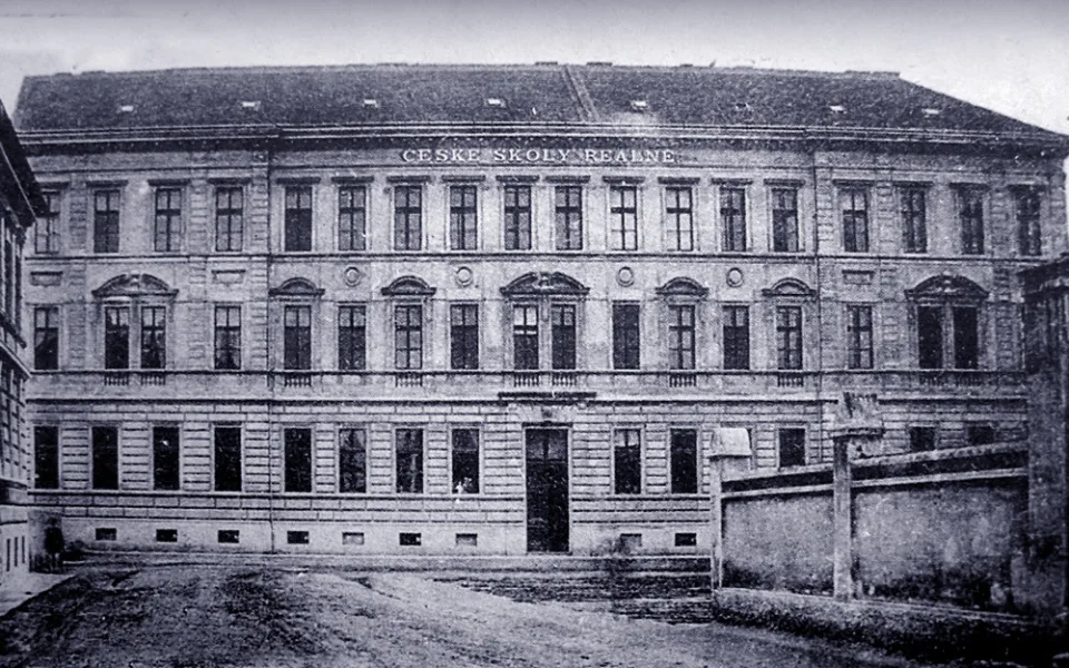 Budova českých škol reálných kolem roku 1900, zde v letech 1960 až 1996 sídlila Provozně ekonomická fakulta Vysoké školy zemědělské Praha.