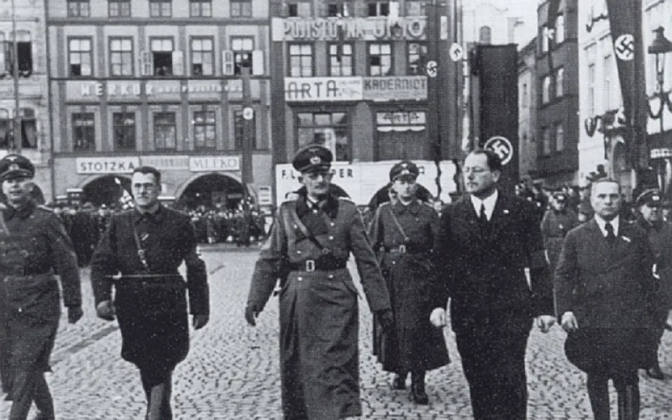 Snímek z 15. března roku 1939. Friedrich David je na snímku druhý zprava. Vedle něj kráčí představitelé německé okupační správy. Zdroj: Repro Encyklopedie Českých Budějovic (2006), s. 111, sbírka M. Pechy